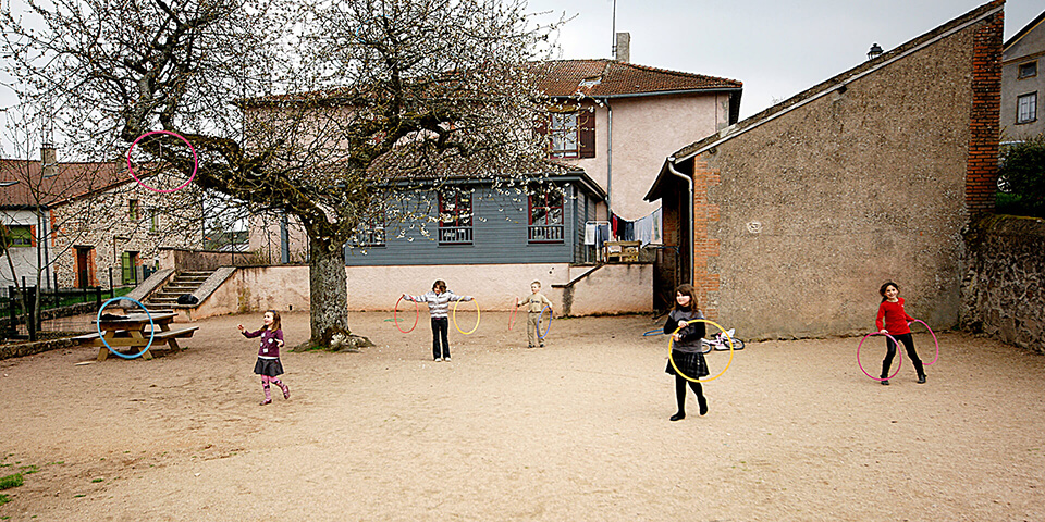 spelende kinderen middeleeuws dorpje Le Crozet